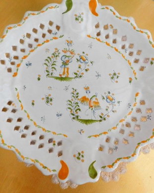 Faianta de MOUSTIER,  FRANTA, platou spectaculos, pictat manual