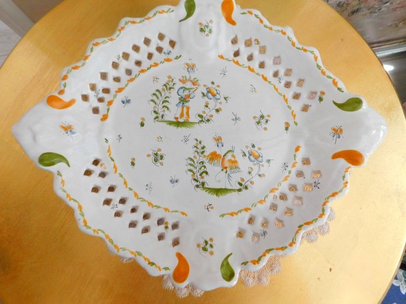 Faianta de MOUSTIER, FRANTA, platou spectaculos, pictat manual