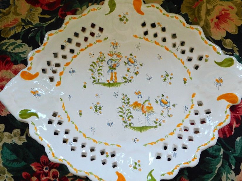 Faianta de MOUSTIER, FRANTA, platou spectaculos, pictat manual