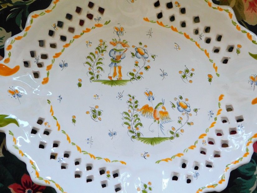 Faianta de MOUSTIER, FRANTA, platou spectaculos, pictat manual