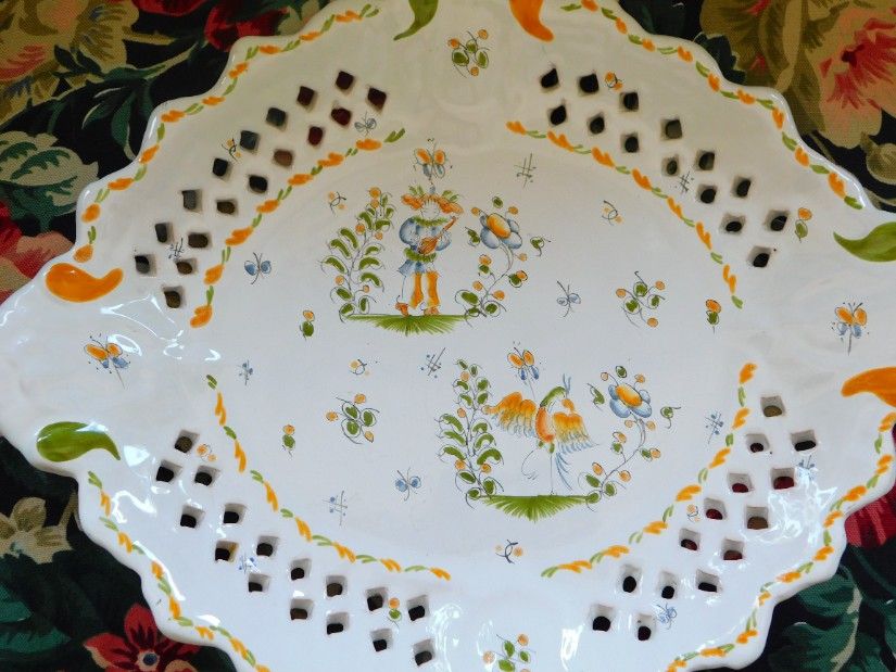 Faianta de MOUSTIER, FRANTA, platou spectaculos, pictat manual