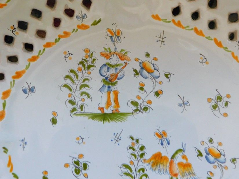 Faianta de MOUSTIER, FRANTA, platou spectaculos, pictat manual