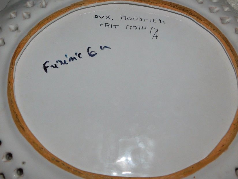 Faianta de MOUSTIER, FRANTA, platou spectaculos, pictat manual