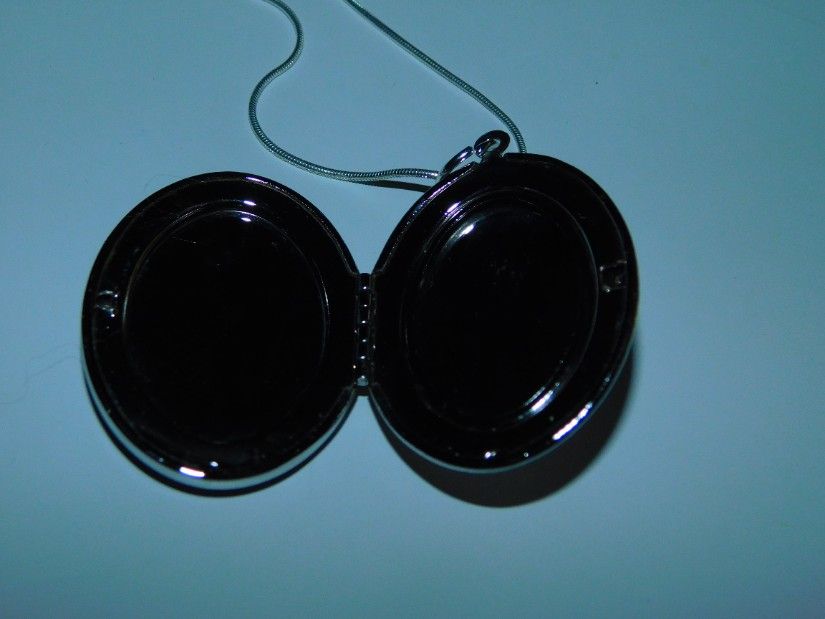 Pandantiv vintage Franta aliaj cu argint, pictat manual pe fata, tip caseta, pentru poze, lant nou argint 925