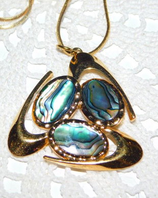 Pandantiv vintage   placat cu aur ,  scoica abalone,  lantisor nou placat cu 18 K