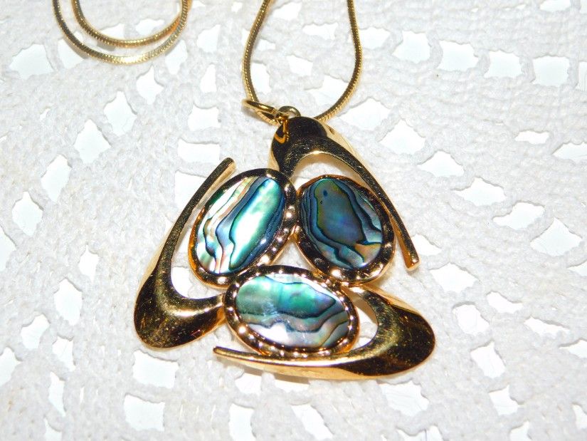 Pandantiv vintage   placat cu aur ,  scoica abalone,  lantisor nou placat cu 18 K