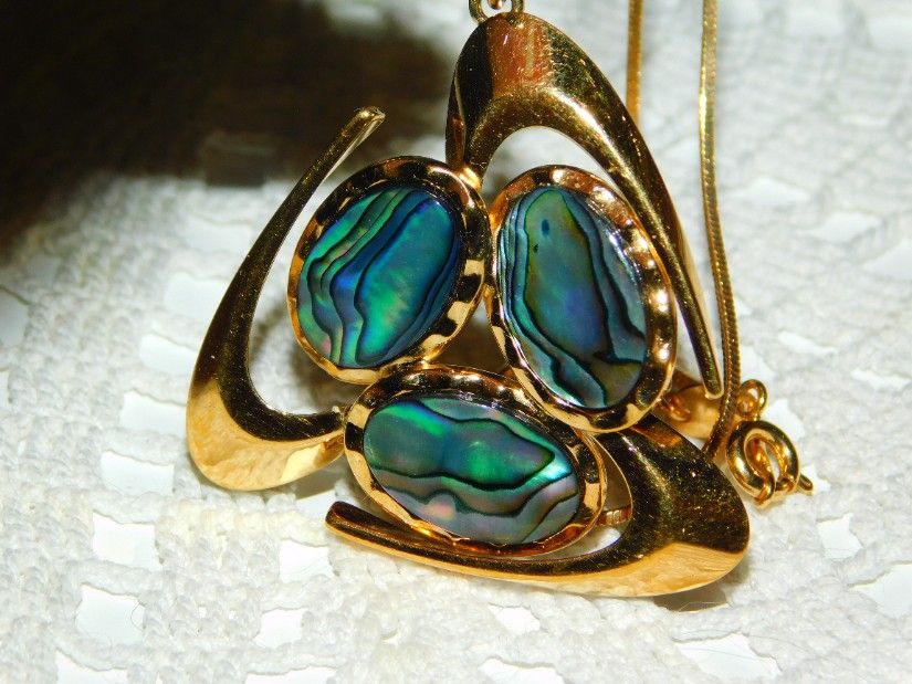 Pandantiv vintage   placat cu aur ,  scoica abalone,  lantisor nou placat cu 18 K