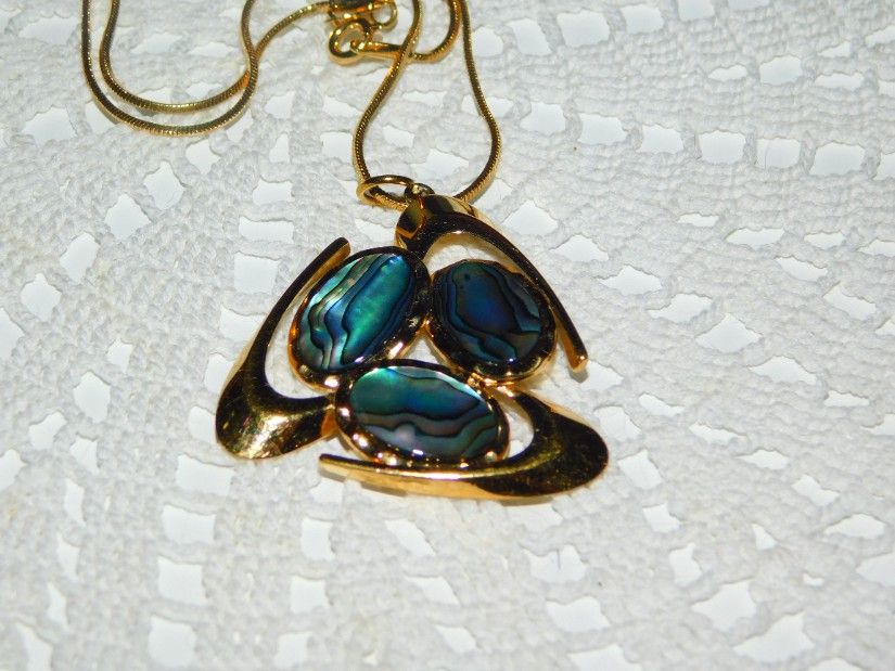 Pandantiv vintage   placat cu aur ,  scoica abalone,  lantisor nou placat cu 18 K