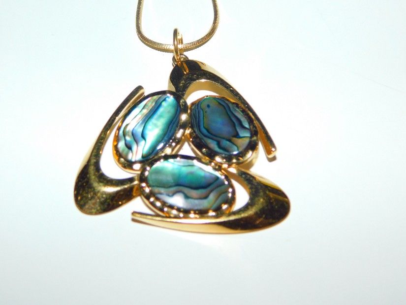 Pandantiv vintage   placat cu aur ,  scoica abalone,  lantisor nou placat cu 18 K