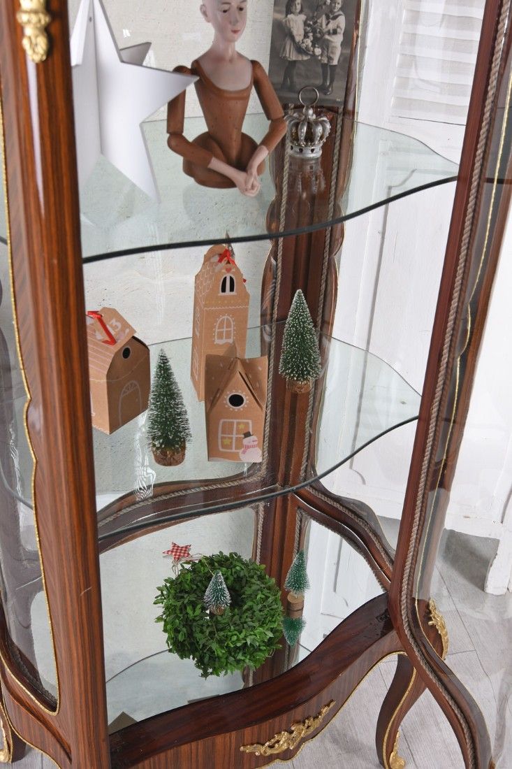 Vitrina baroc din lemn masiv furniruit cu decoratiuni din alama