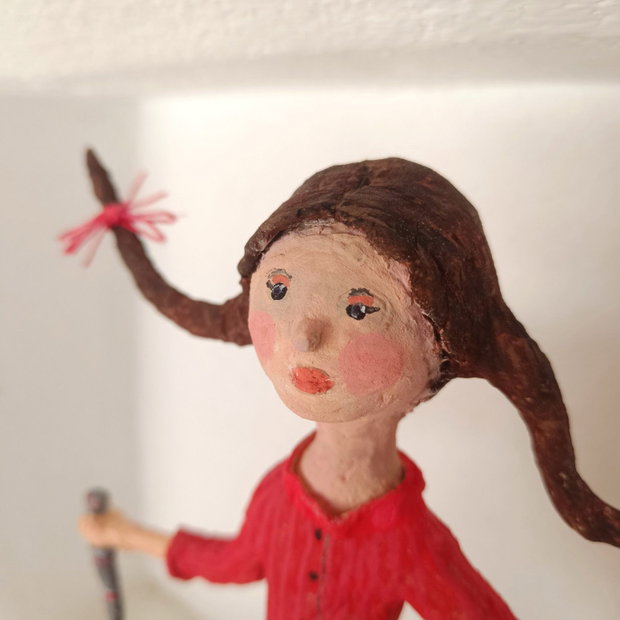 Figurina papier mache-Fetita cu coarda