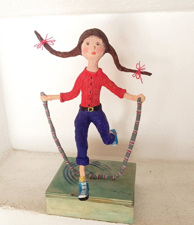 Figurina papier mache-Fetita cu coarda