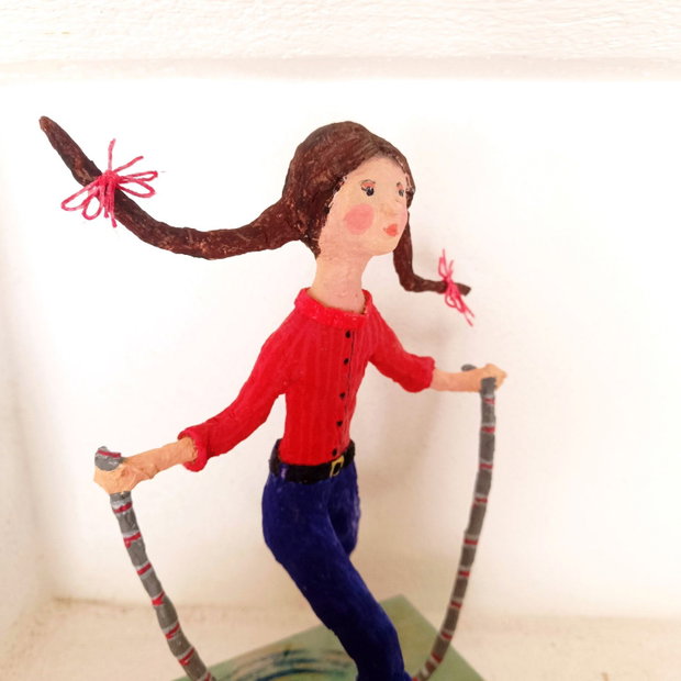 Figurina papier mache-Fetita cu coarda