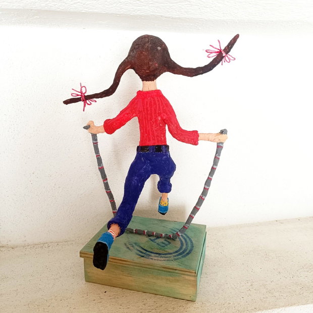 Figurina papier mache-Fetita cu coarda