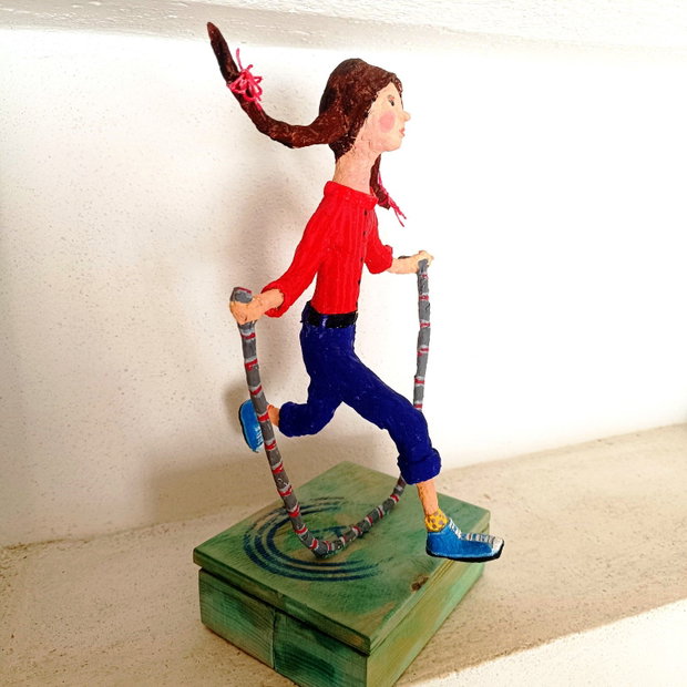 Figurina papier mache-Fetita cu coarda