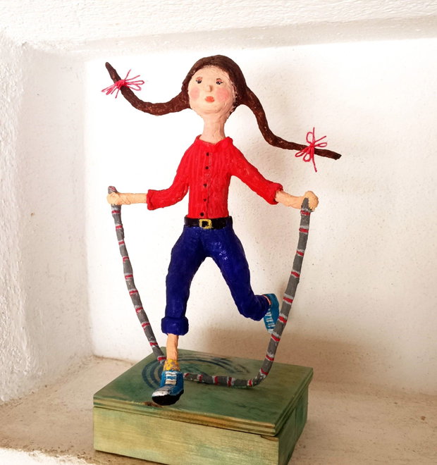 Figurina papier mache-Fetita cu coarda