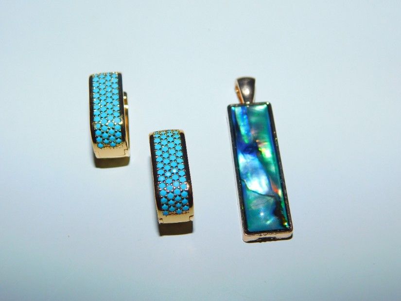 Cercei placati, noi, turcoaze delicate,cadou pandant scoica abalone, nou, placat cu aur