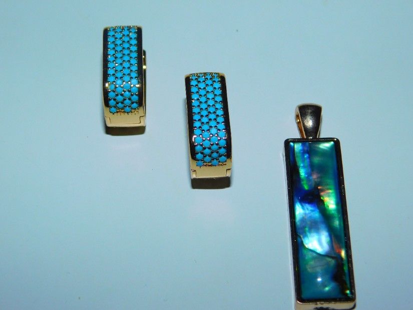 Cercei placati, noi, turcoaze delicate,cadou pandant scoica abalone, nou, placat cu aur