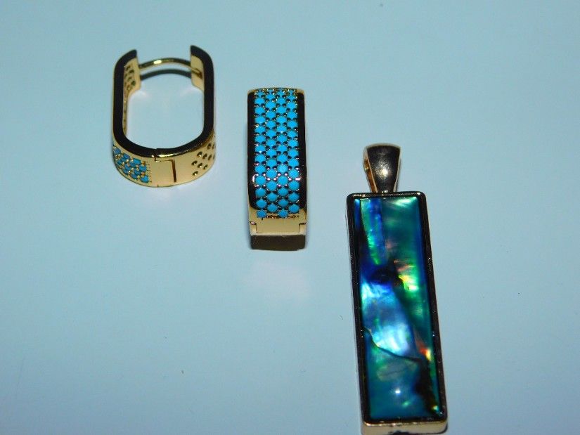 Cercei placati, noi, turcoaze delicate,cadou pandant scoica abalone, nou, placat cu aur