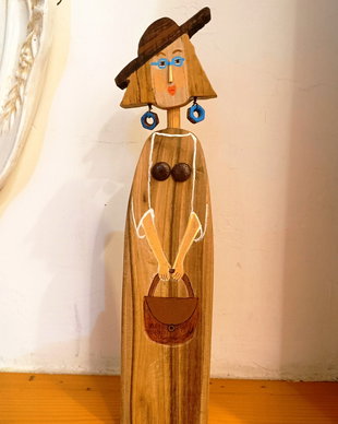 Figurina cu cercei albastri