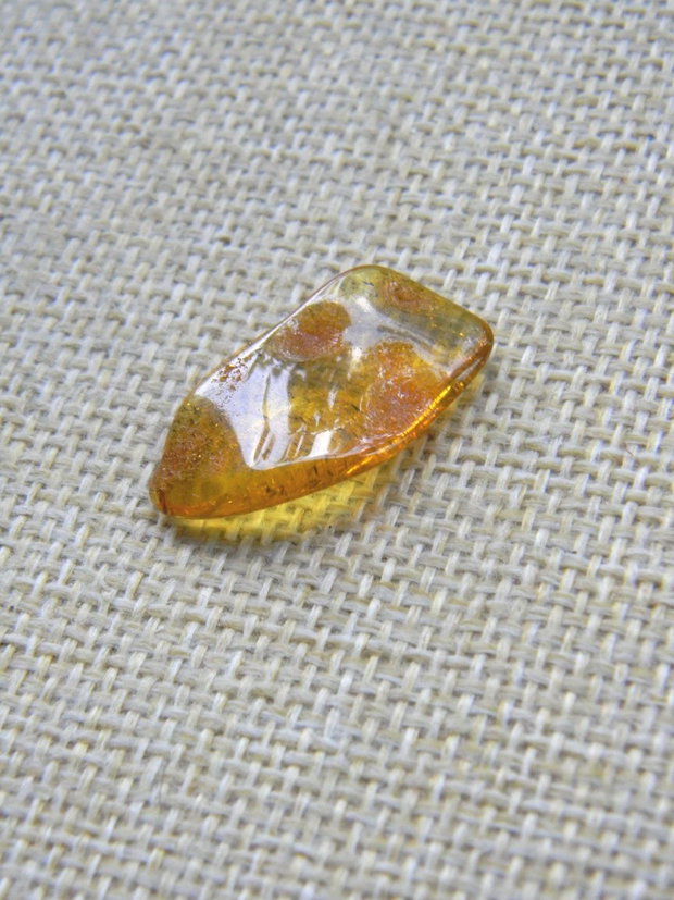 Chihlimbar slefuit (C46)