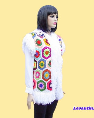 Vestă croșetată manual tip patchwork cu hexagoane florale colorate și franjuri albi, stil boho hippie, mărime universală S-L