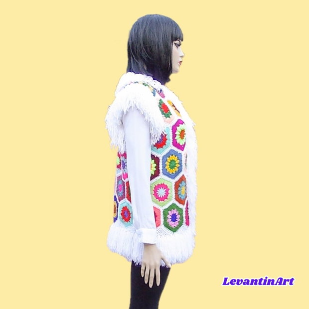 Vestă croșetată manual tip patchwork cu hexagoane florale colorate și franjuri albi, stil boho hippie, mărime universală S-L