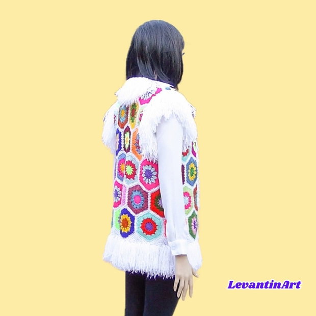 Vestă croșetată manual tip patchwork cu hexagoane florale colorate și franjuri albi, stil boho hippie, mărime universală S-L