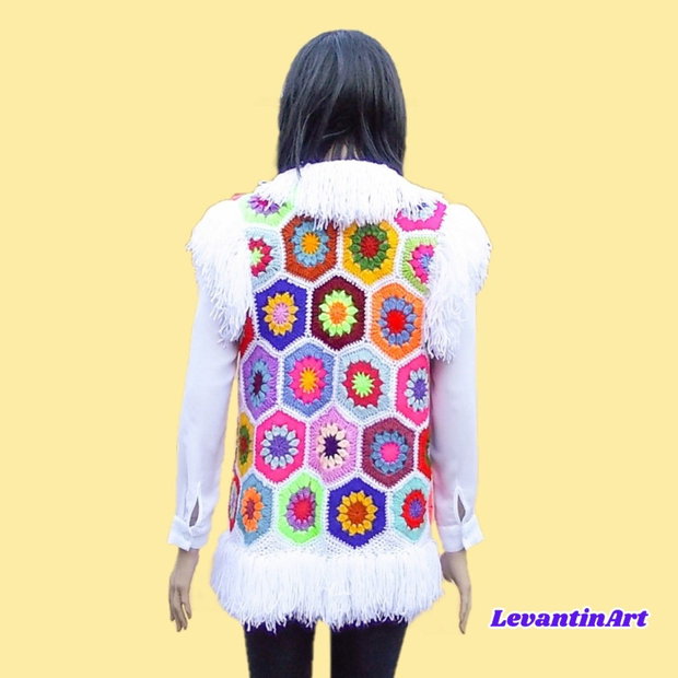 Vestă croșetată manual tip patchwork cu hexagoane florale colorate și franjuri albi, stil boho hippie, mărime universală S-L