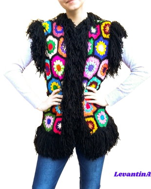 Vestă croșetată manual neagră cu hexagoane florale colorate și franjuri, stil boho hippie, realizată la comandă
