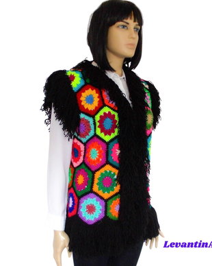 Vestă/Bundiță croșetată manual neagră cu hexagoane florale colorate și franjuri, stil boho hippie, realizată la comandă