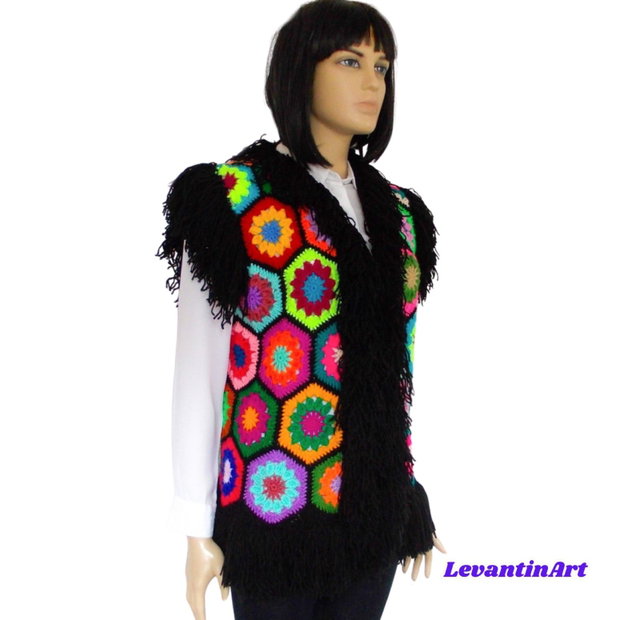 Vestă/Bundiță croșetată manual neagră cu hexagoane florale colorate și franjuri, stil boho hippie, realizată la comandă