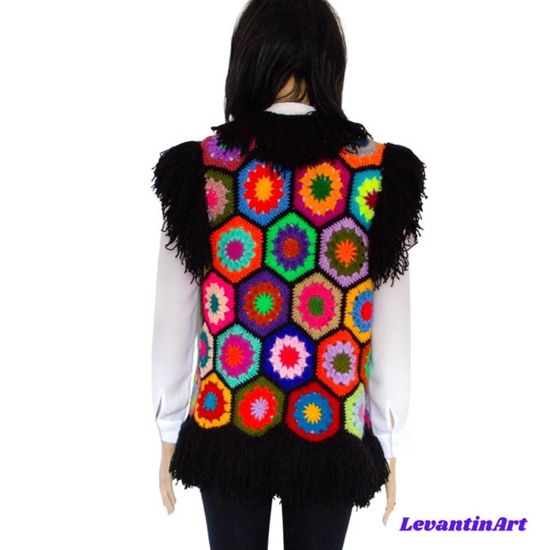Vestă/Bundiță croșetată manual neagră cu hexagoane florale colorate și franjuri, stil boho hippie, realizată la comandă