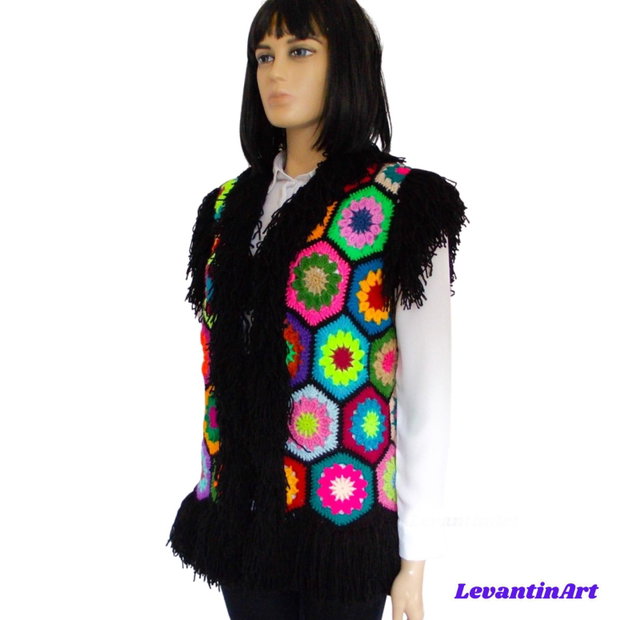 Vestă/Bundiță croșetată manual neagră cu hexagoane florale colorate și franjuri, stil boho hippie, realizată la comandă