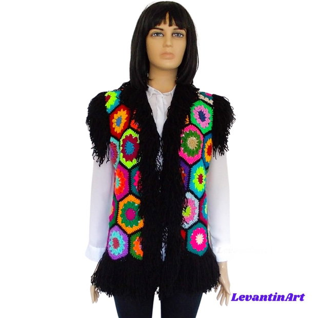 Vestă/Bundiță croșetată manual neagră cu hexagoane florale colorate și franjuri, stil boho hippie, realizată la comandă
