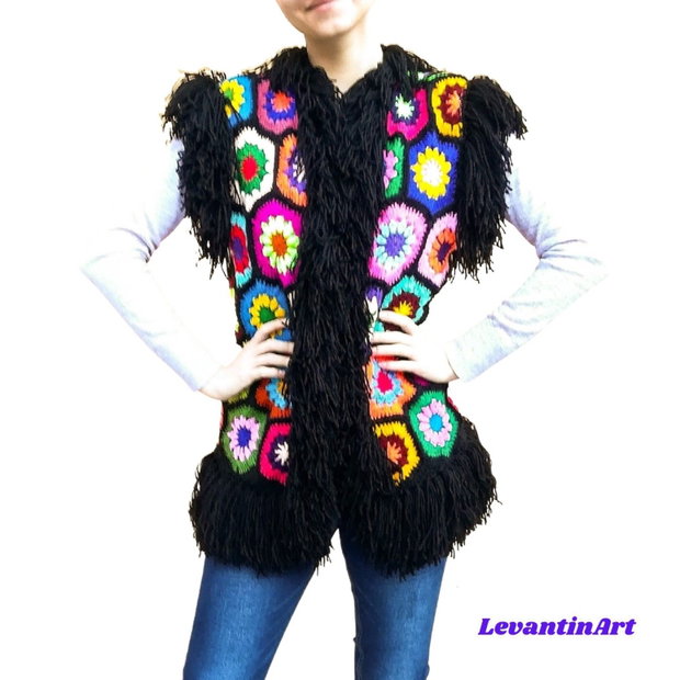 Vestă/Bundiță croșetată manual neagră cu hexagoane florale colorate și franjuri, stil boho hippie, realizată la comandă