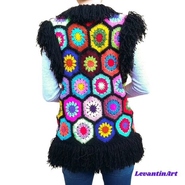 Vestă/Bundiță croșetată manual neagră cu hexagoane florale colorate și franjuri, stil boho hippie, realizată la comandă