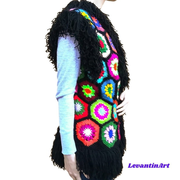 Vestă/Bundiță croșetată manual neagră cu hexagoane florale colorate și franjuri, stil boho hippie, realizată la comandă