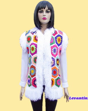 Vestă/Bundiță croșetată manual tip patchwork cu hexagoane florale colorate și franjuri albi, stil boho hippie, mărime universală S-L