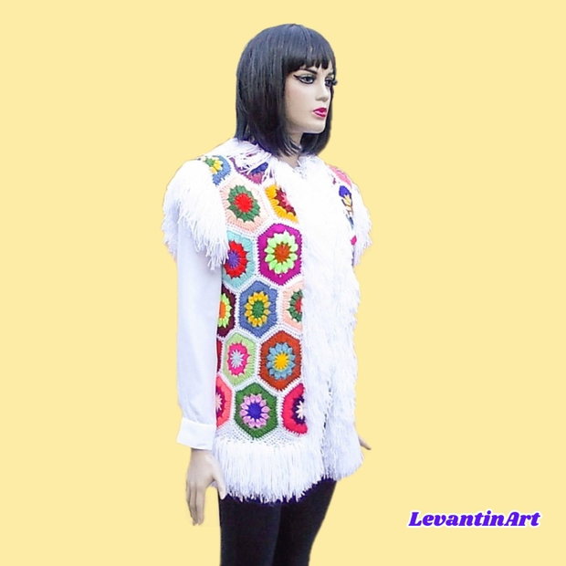 Vestă/Bundiță croșetată manual tip patchwork cu hexagoane florale colorate și franjuri albi, stil boho hippie, mărime universală S-L