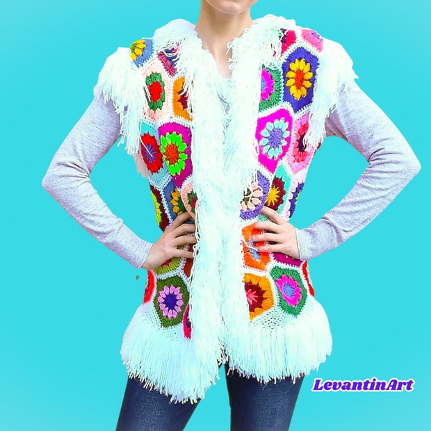 Vestă/Bundiță croșetată manual tip patchwork cu hexagoane florale colorate și franjuri albi, stil boho hippie, mărime universală S-L