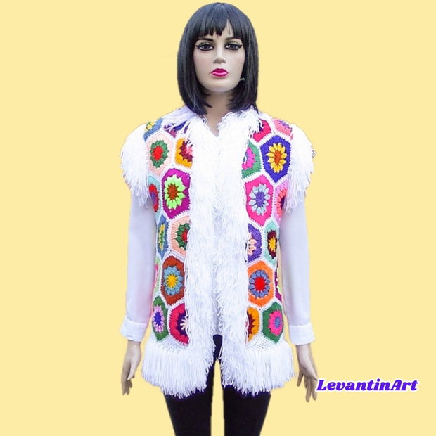 Vestă/Bundiță croșetată manual neagră cu hexagoane florale colorate și franjuri, stil boho hippie, realizată la comandă