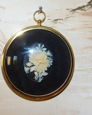Miniaturi vintage  1975  , Peter Bates,UK,  ramă medalion,  Colecția Cameo, înrămată în alamă, fabricată în Anglia