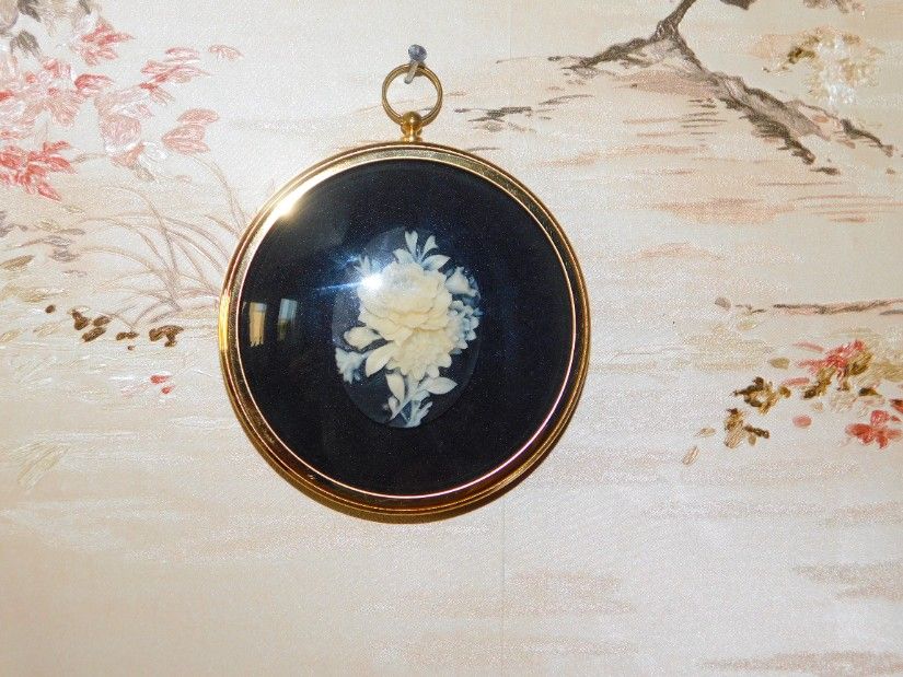 Miniaturi vintage 1975 , Peter Bates,UK, ramă medalion, Colecția Cameo, înrămată în alamă, fabricată în Anglia