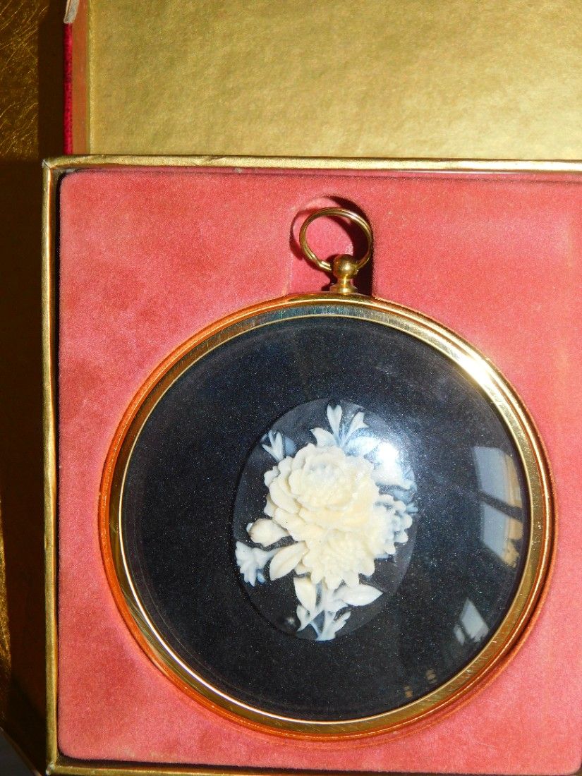 Miniaturi vintage 1975 , Peter Bates,UK, ramă medalion, Colecția Cameo, înrămată în alamă, fabricată în Anglia