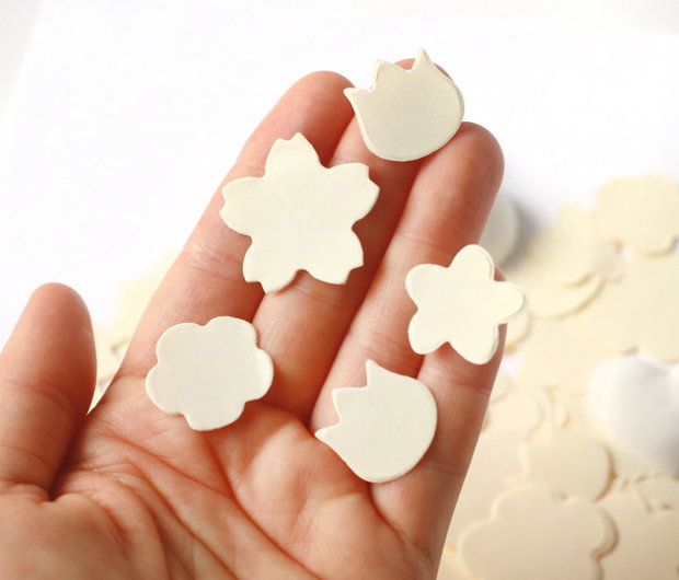 Set 10buc pungute confetti - forma flori