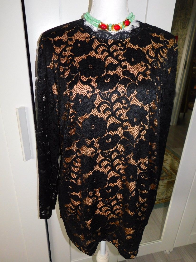 Bluza noua, dantela, deosebita, etichete atasate.