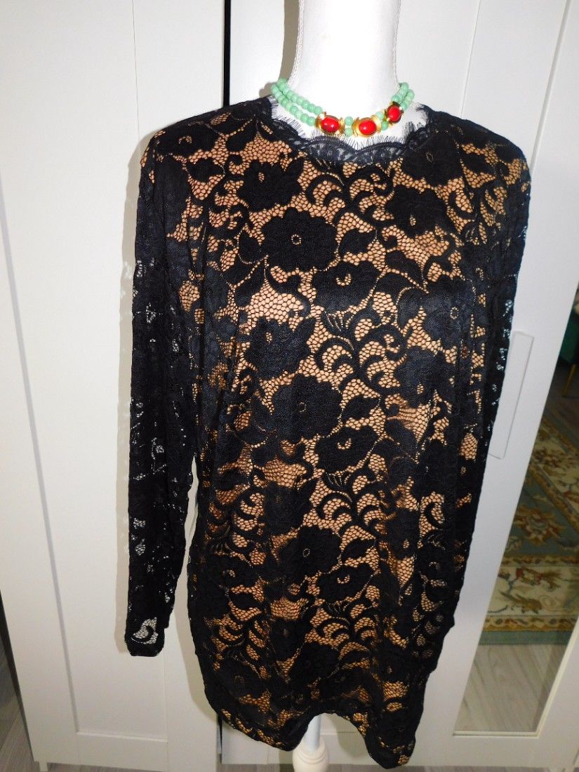 Bluza noua, dantela, deosebita, etichete atasate.