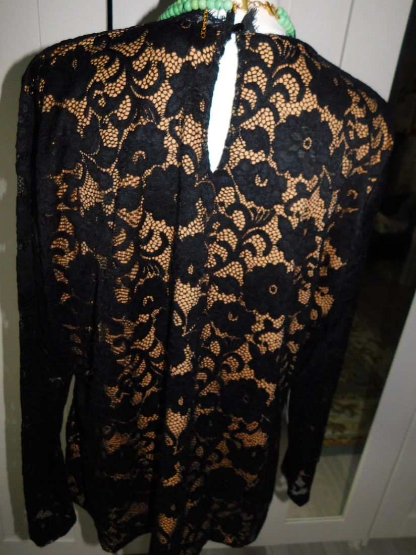 Bluza noua, dantela, deosebita, etichete atasate.