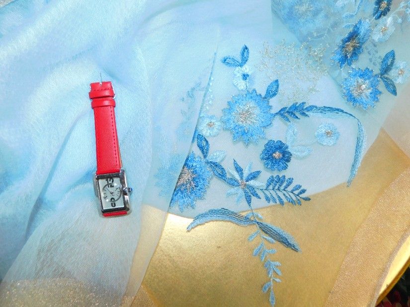 Esarfa noua lina extrafina cu matase naturala, ceas nou cadou, broderie la ambele capete
